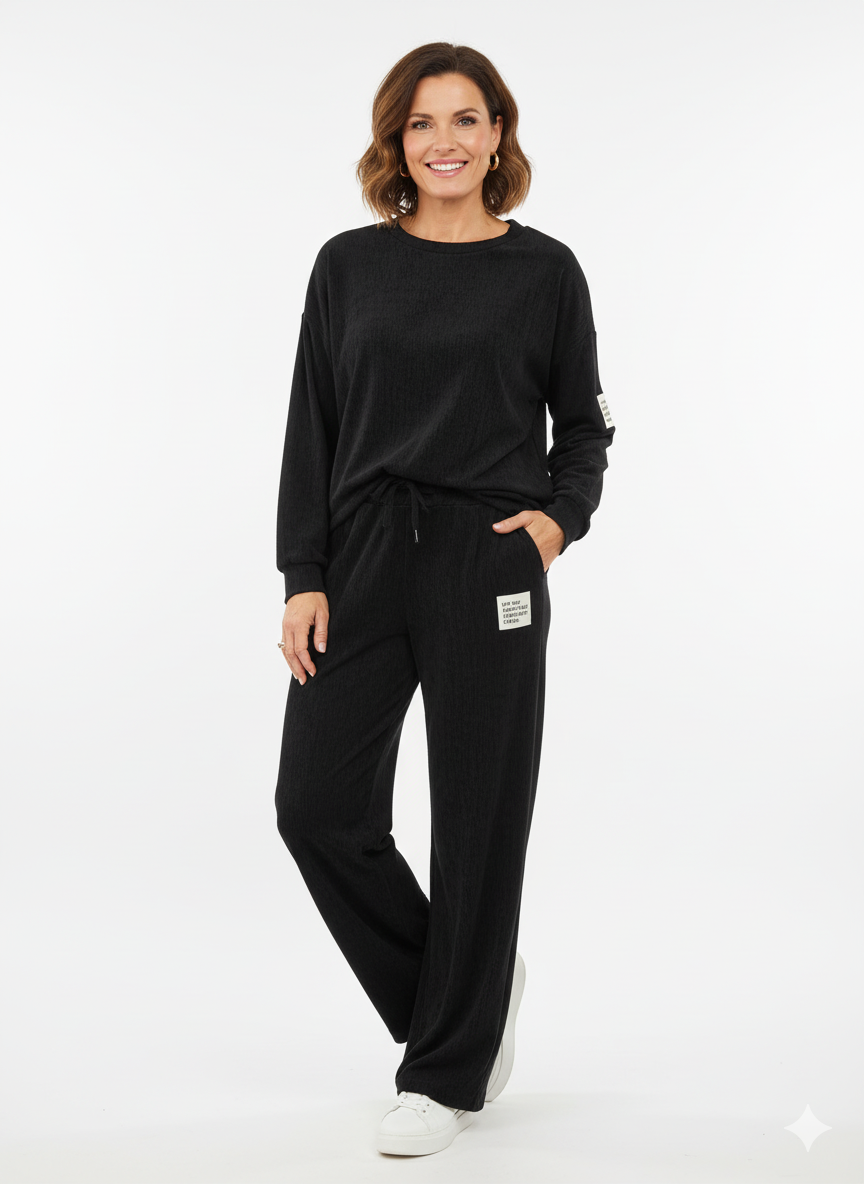 Model draagt een zwarte loungewear set met trui en broek.”
“Comfortabele dames loungewear set in zwart met elastische broek.”
“Trendy zwarte loungewear set – casual en stijlvol.”
“Zwarte dames set met trui en broek, ideaal voor thuis en casual outfits.”
“Moderne zwarte loungewear outfit met relaxte pasvorm.”