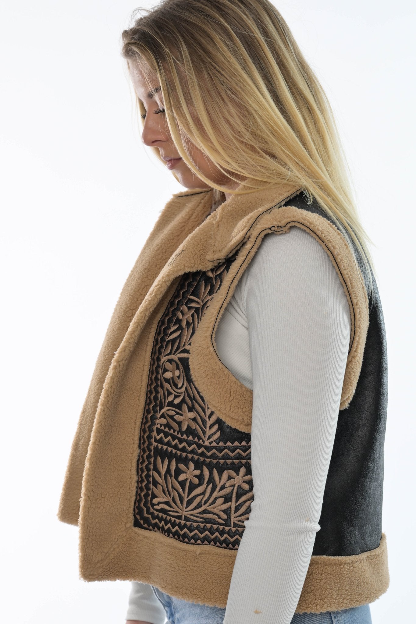 Beige teddy bodywarmer met etnisch borduursel – Dames gilet - BlushFashionstore