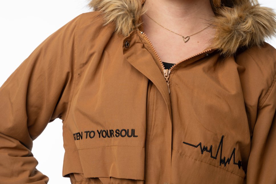 Bruine dames parka jas – Met capuchon, faux fur kraag & tekstdetail - BlushFashionstore