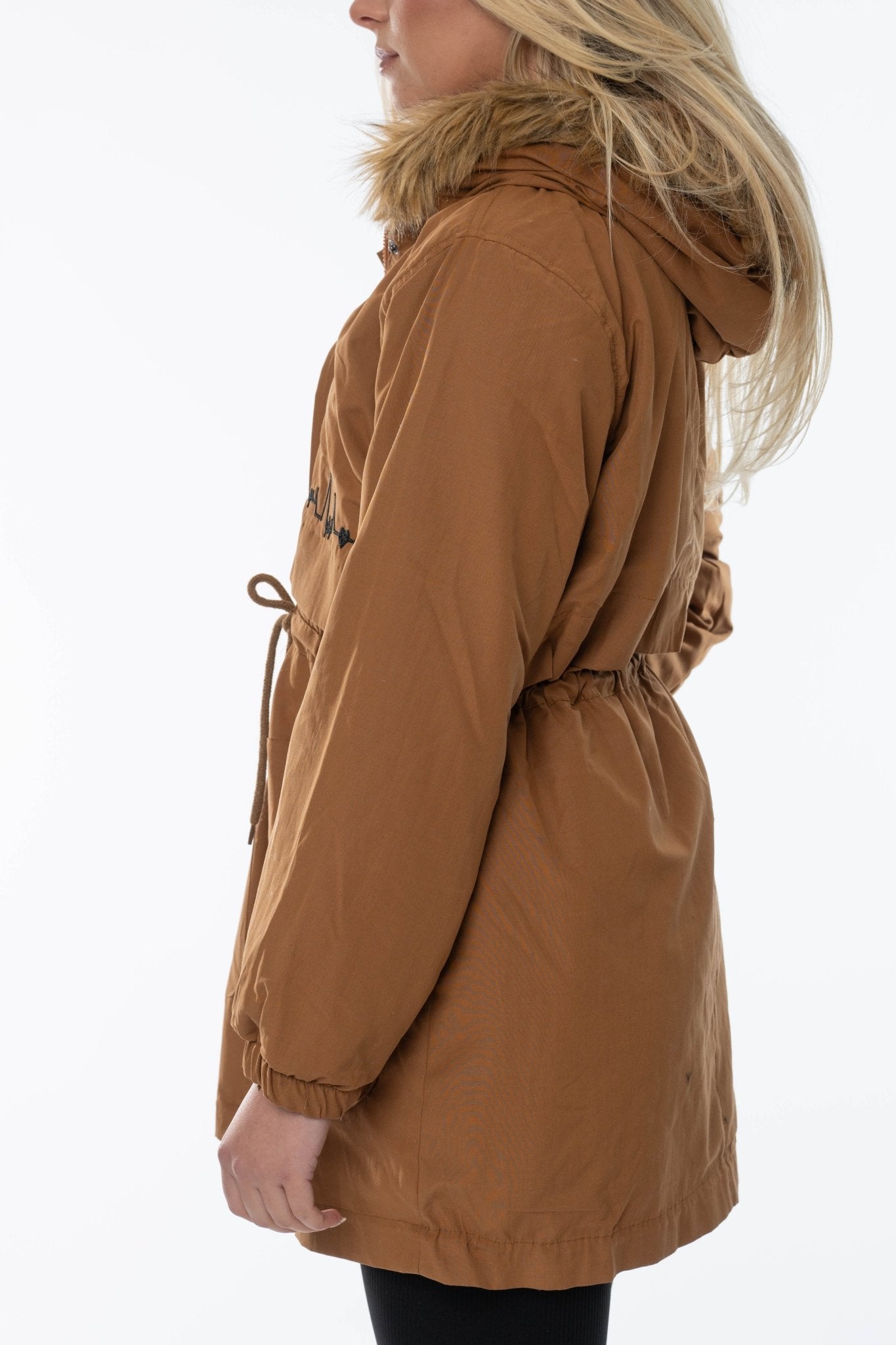 Bruine dames parka jas – Met capuchon, faux fur kraag & tekstdetail - BlushFashionstore