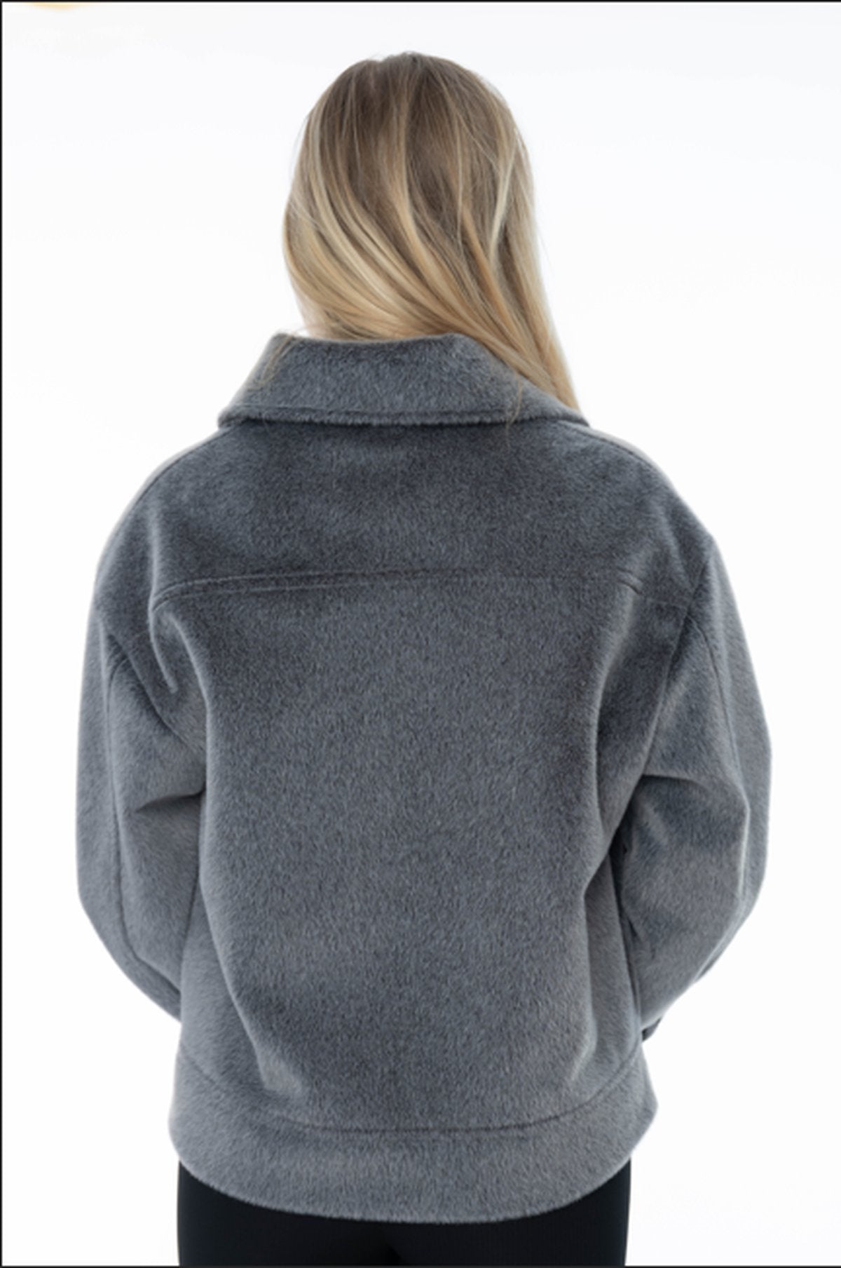 Grijze dames jas – Kort teddy model met rits en grote zakken - BlushFashionstore