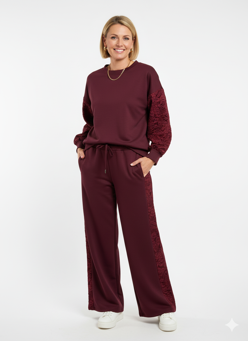 Bordeaux dames set met kantdetails en wijde broek.