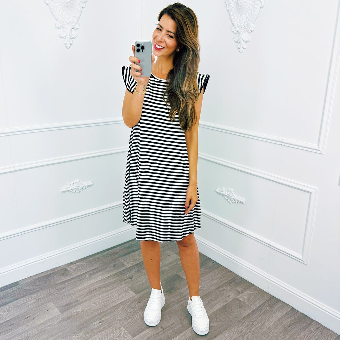 Streep Ruffel Dress Zwart - BlushFashionstore