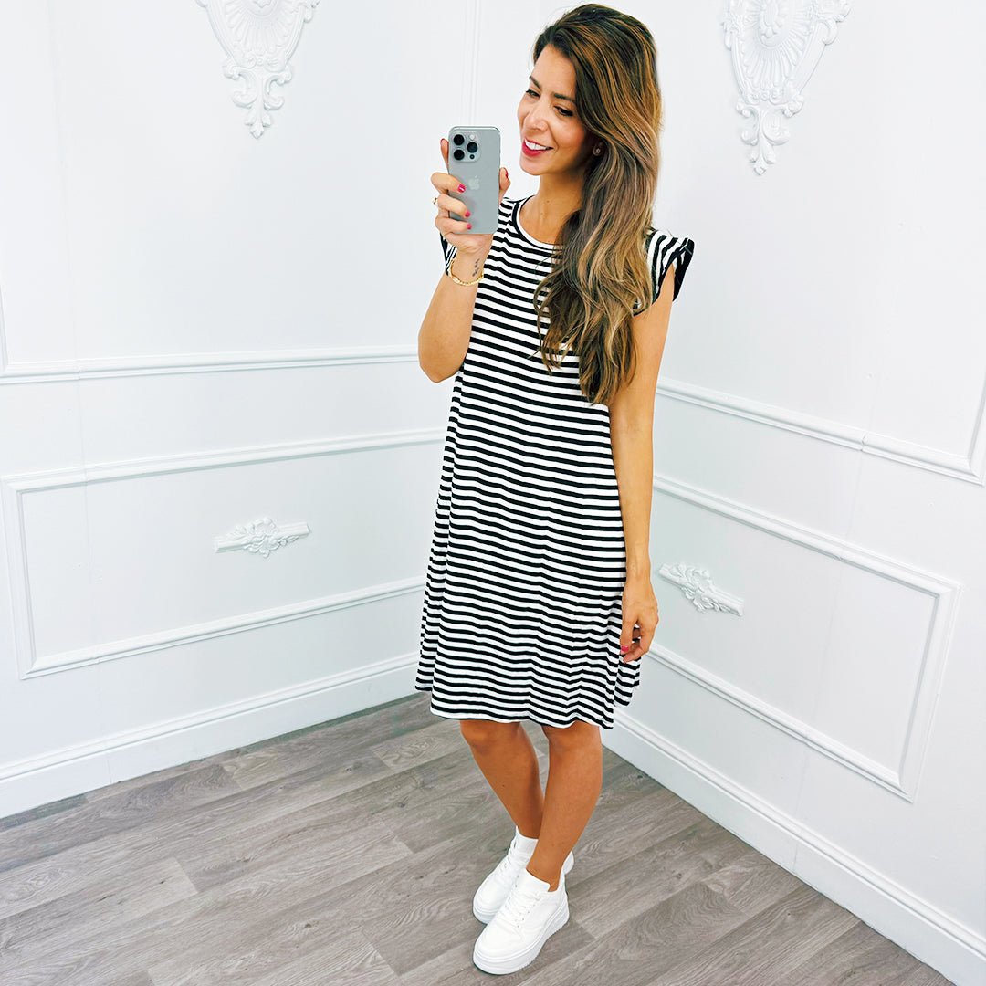 Streep Ruffel Dress Zwart - BlushFashionstore
