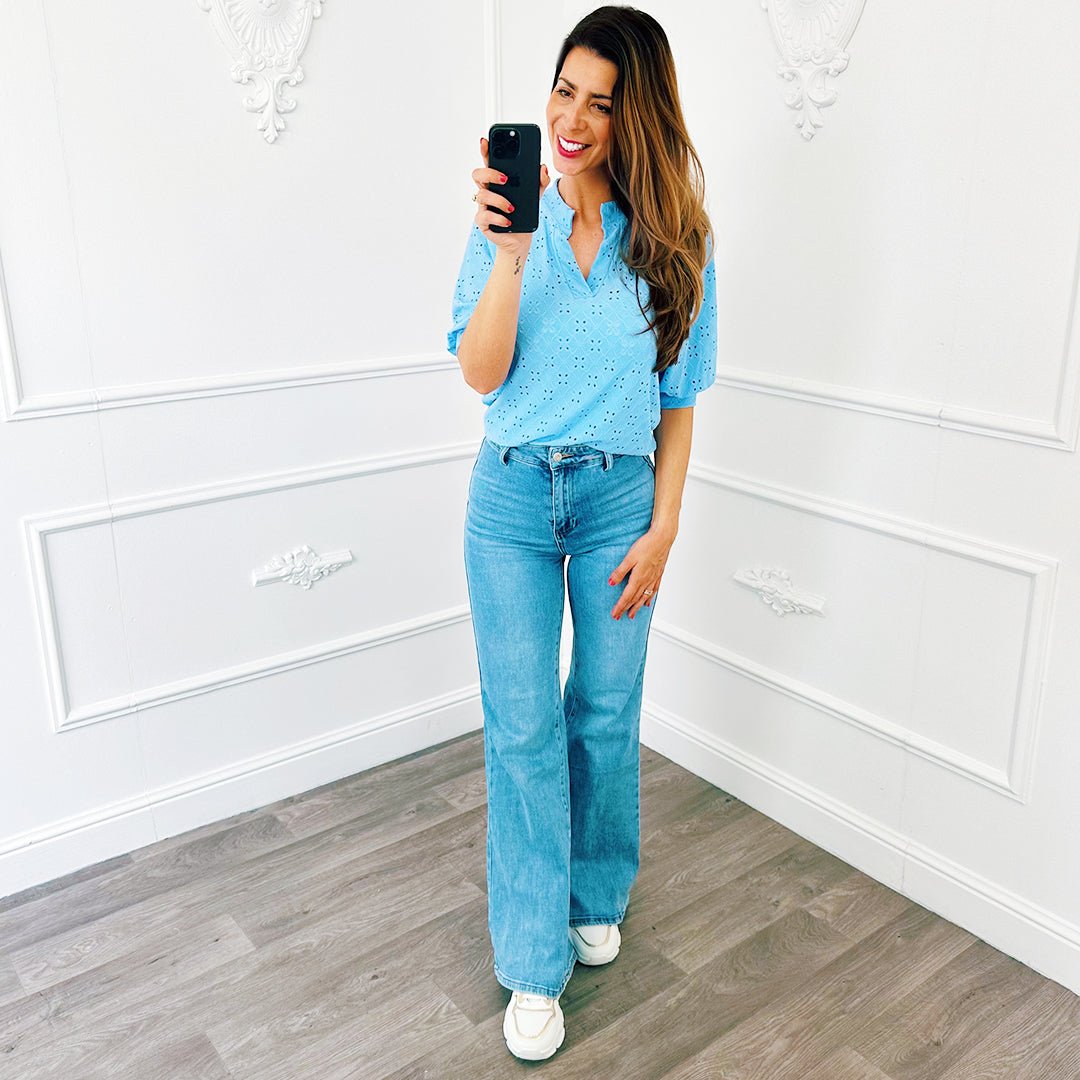 V Top Broderie Lichtblauw - BlushFashionstore