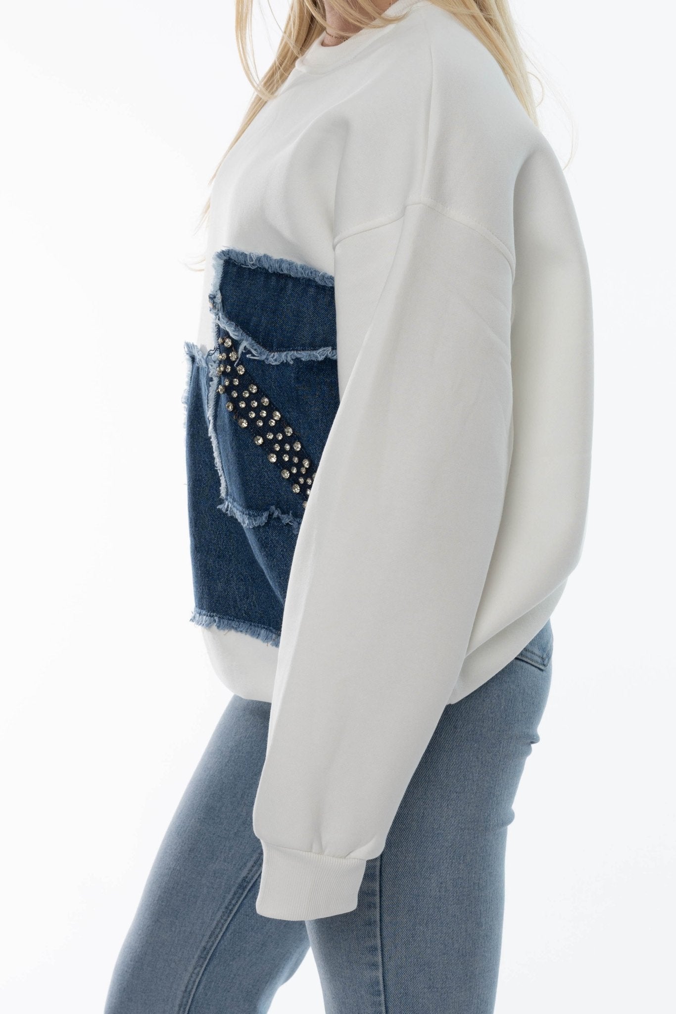 Witte dames sweater met denim patch & studs – Oversized fit - BlushFashionstore