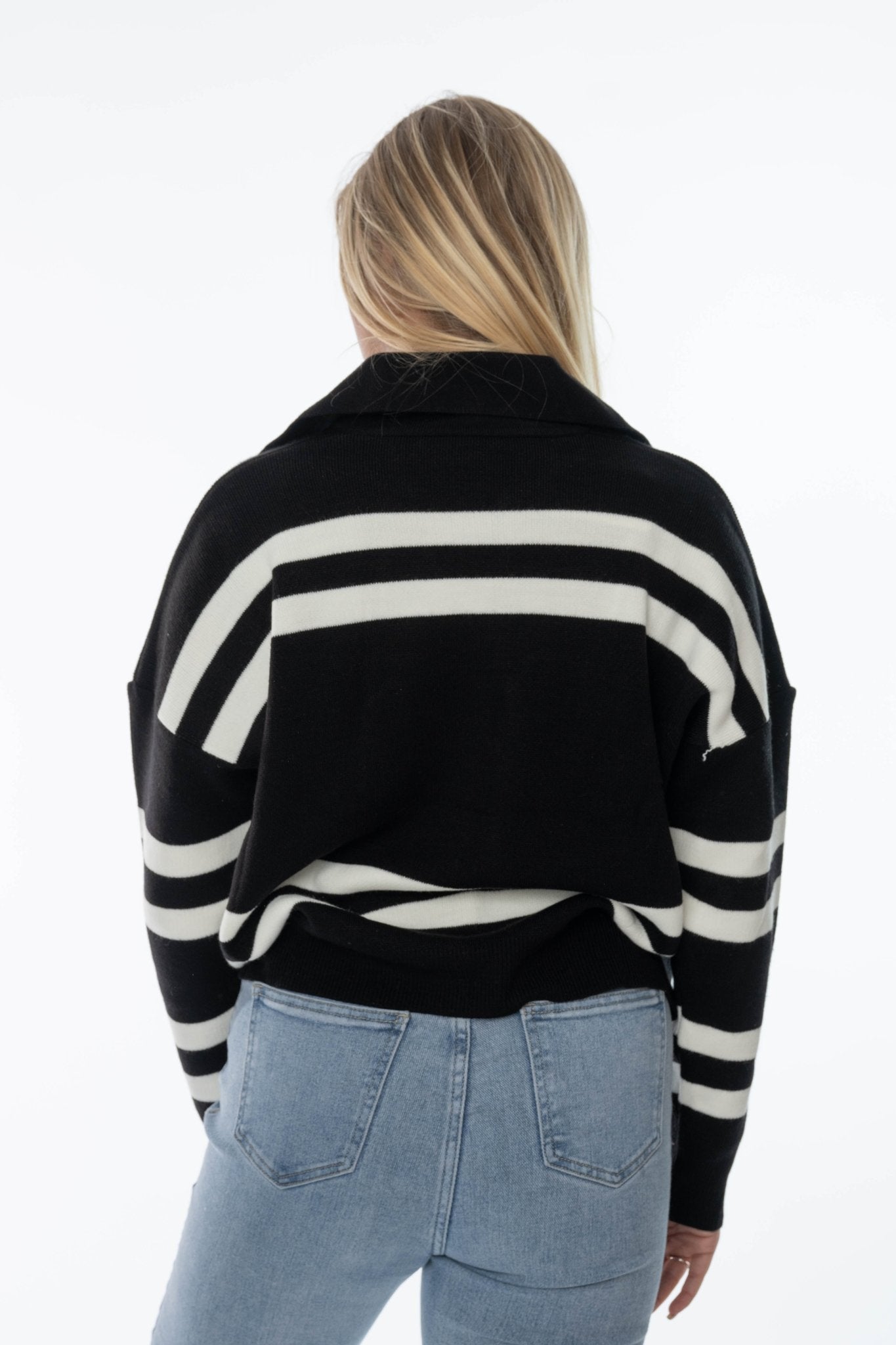 Zwart - witte dames trui met strepen – V - hals knitwear - BlushFashionstore