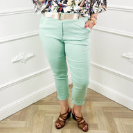 Model in armygroene korte jurk – casual en stoere damesoutfit van Blush Fashionstore