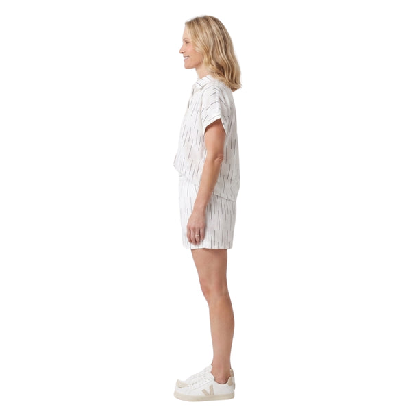 
                    
                      Isa short co-ord set met verticale streepjes in wit voor dames - detail van het ontwerp
                    
                  