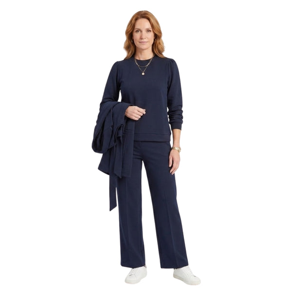 
                    
                      Faye travel gilet en sweater set in marineblauw voor dames - lookbook foto
                    
                  