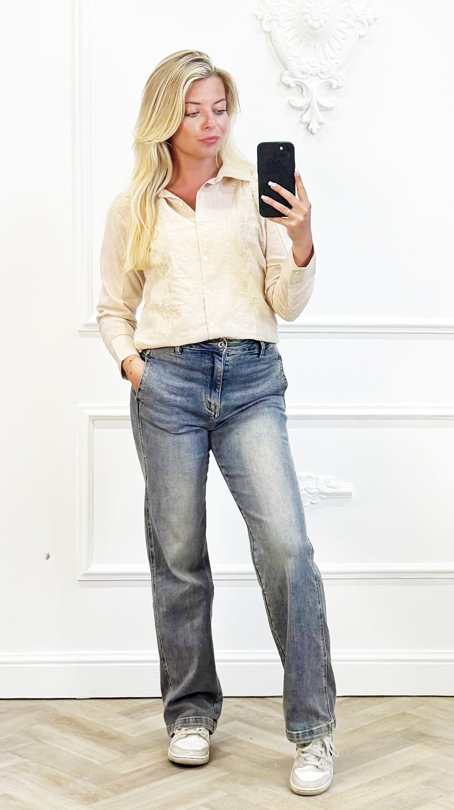"Beige Blouse met Subtiel Borduurwerk"