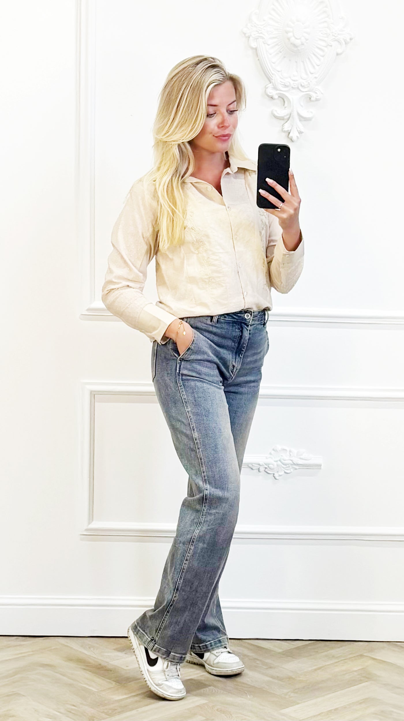 "Beige Blouse met Subtiel Borduurwerk"