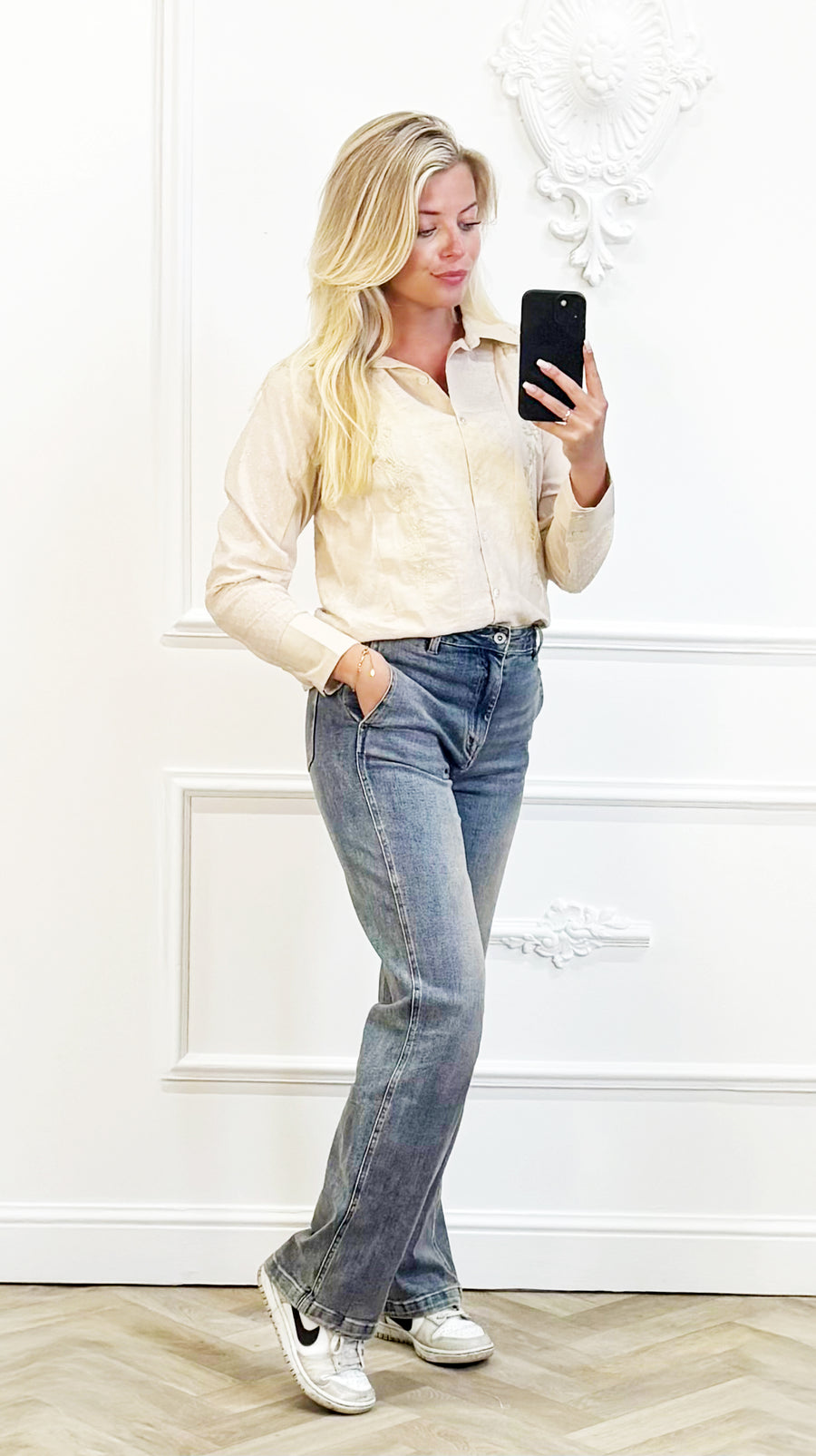 "Beige Blouse met Subtiel Borduurwerk"