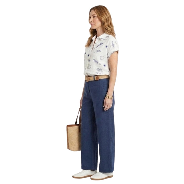 
                    
                      Sari co-ord set met strandprint en ceintuur in marineblauw voor dames - detail van het ontwerp
                    
                  