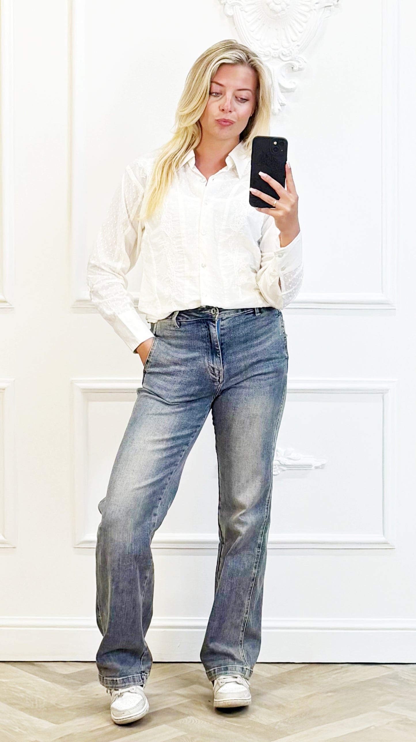 Model in kleurrijke boho jurk met lange mouwen – stijlvolle damesmode van Blush Fashionstore