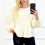 Crèmekleurige Boho Blouse met Plissé Voorpand en Kantdetails