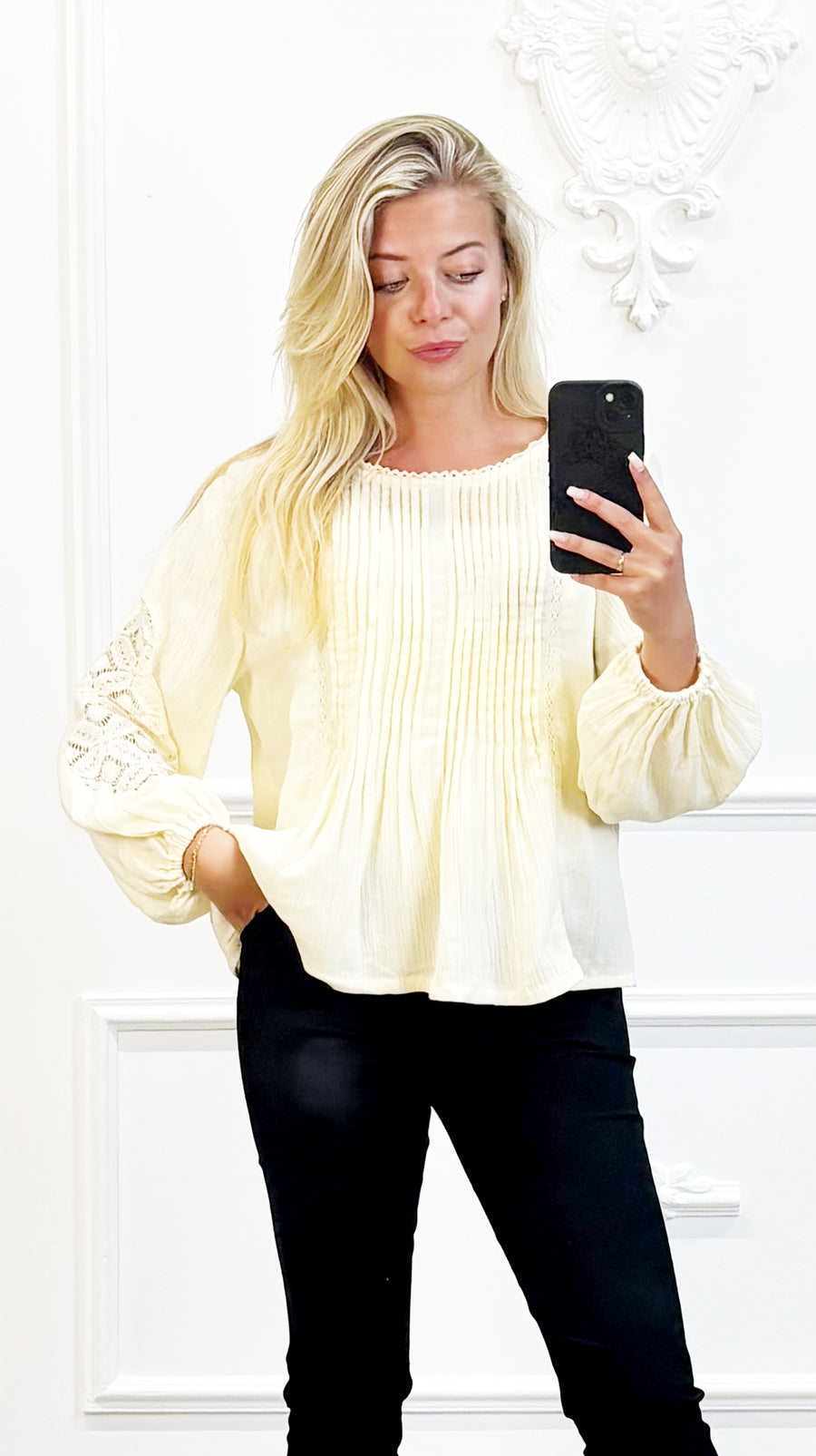 Crèmekleurige Boho Blouse met Plissé Voorpand en Kantdetails