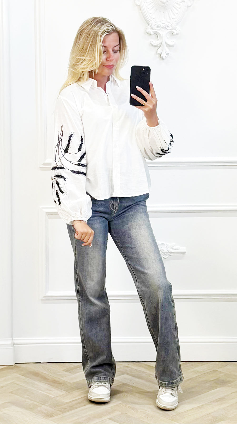 Witte Blouse met Zwarte Borduursels
