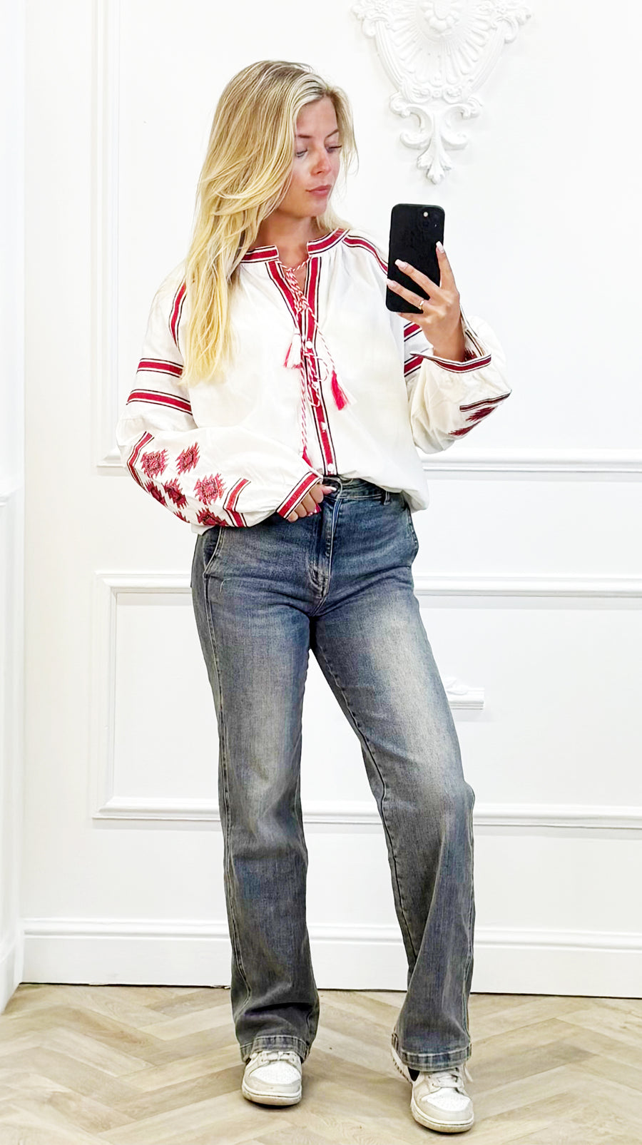 Witte Boho Blouse met Rood Borduurwerk"
