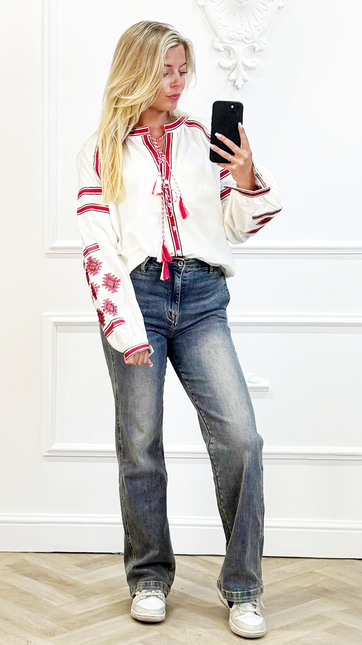 Witte Boho Blouse met Rood Borduurwerk"