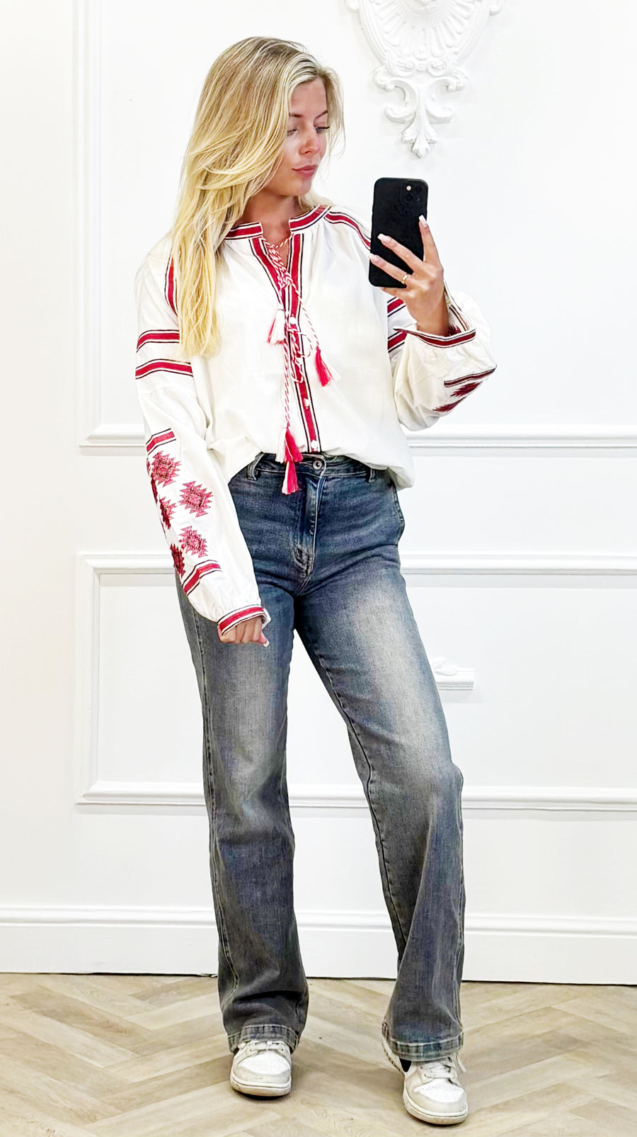 Witte Boho Blouse met Rood Borduurwerk"