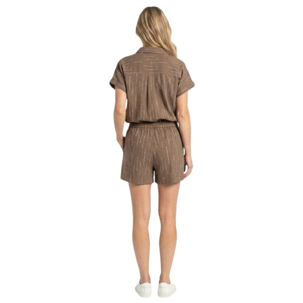 Isa short co-ord set met verticale streepjes in bruin voor dames - styling foto