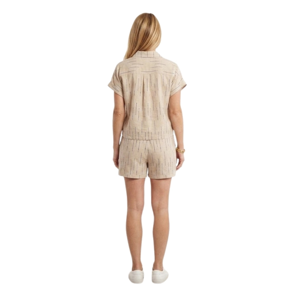 Isa short co-ord set met verticale streepjes in zand voor dames - styling foto