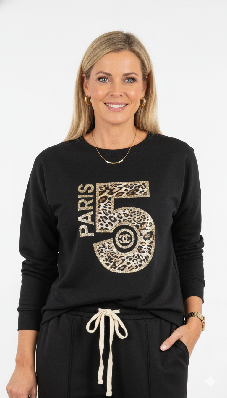 Vrouw met zwarte sweater met luipaardprint “PARIS 5” – modieuze damestrui met gouden details en ronde hals.