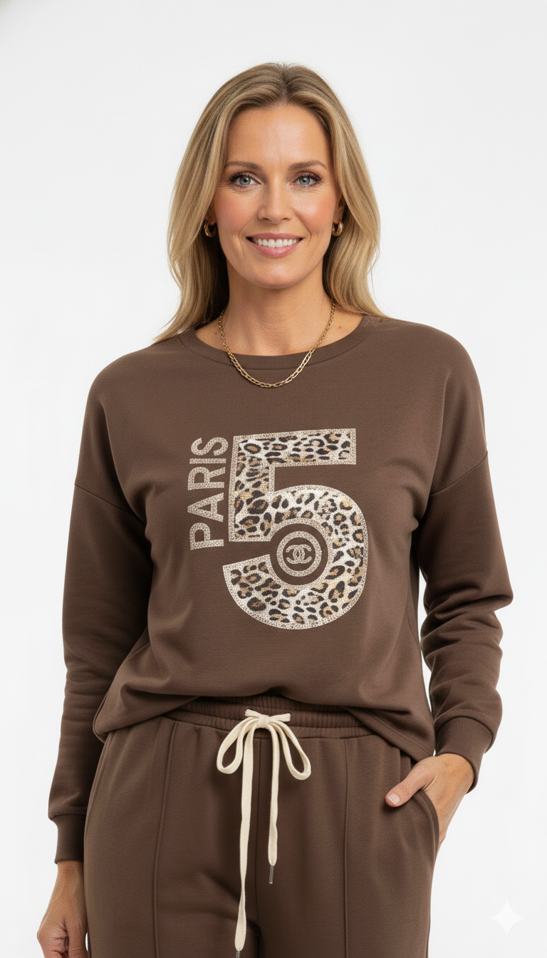 Vrouw met bruine sweater met luipaardprint “PARIS 5” – modieuze damestrui met ronde hals en casual pasvorm.