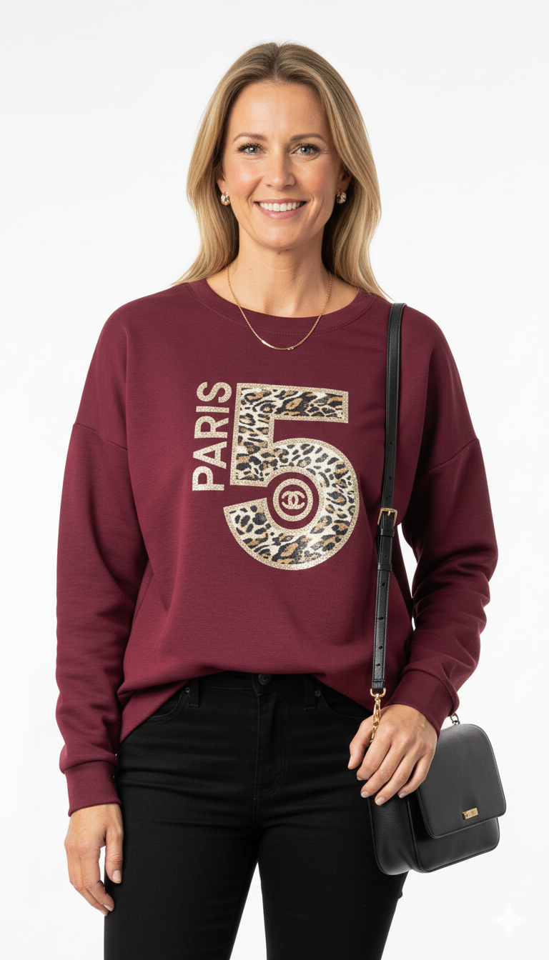 Vrouw met bordeaux sweater met luipaardprint “PARIS 5” – stijlvolle damestrui met ronde hals en glansdetails.