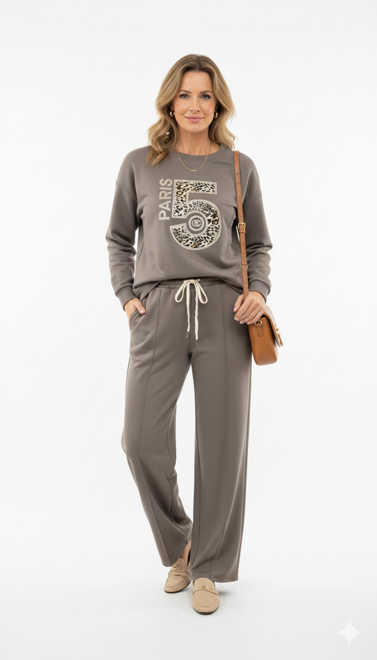 Vrouw met taupe sweater met luipaardprint “PARIS 5” – trendy damestrui met ronde hals en casual pasvorm.