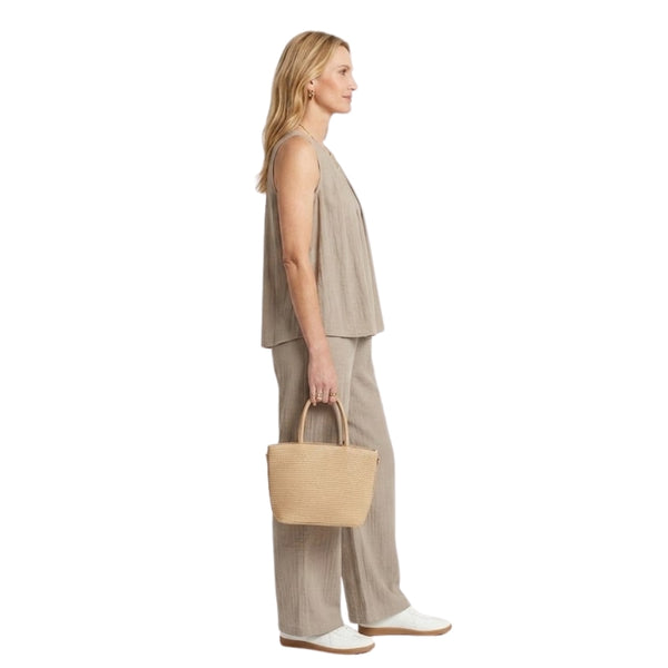 
                    
                      Mila Tencel co-ord set met mouwloze top en wijde broek beige voor dames - detail van het ontwerp
                    
                  