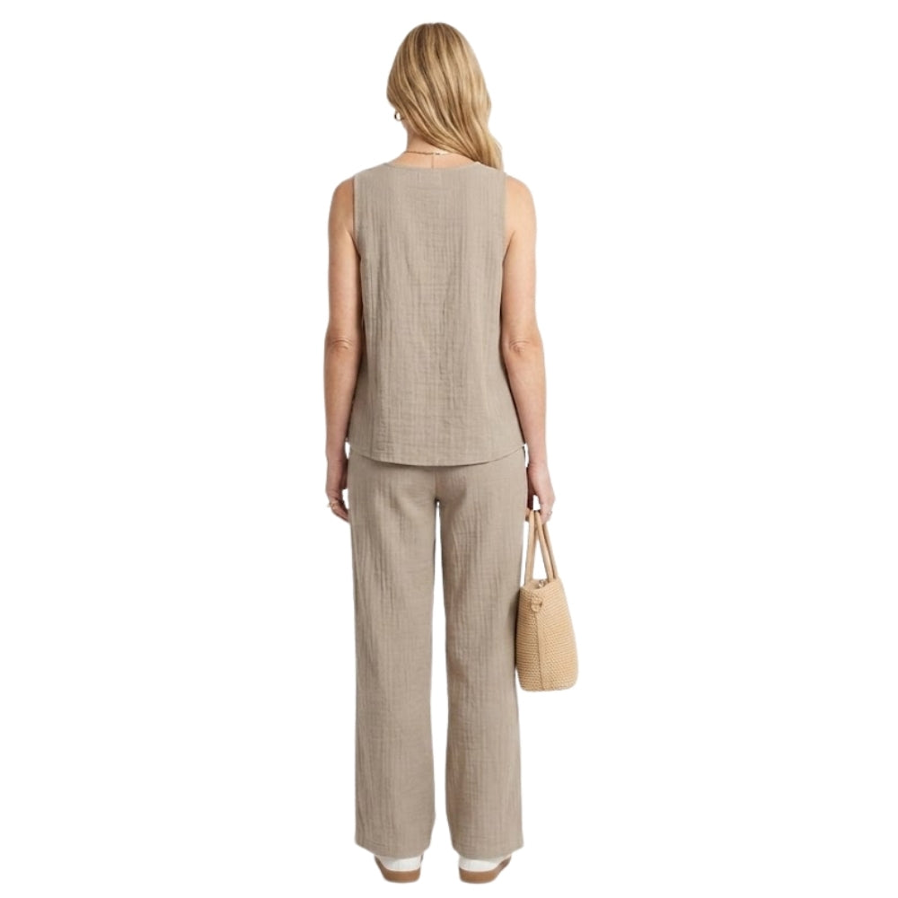 Mila Tencel co-ord set met mouwloze top en wijde broek beige voor dames - styling foto