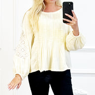 Crèmekleurige Boho Blouse met Plissé Voorpand en Kantdetails
