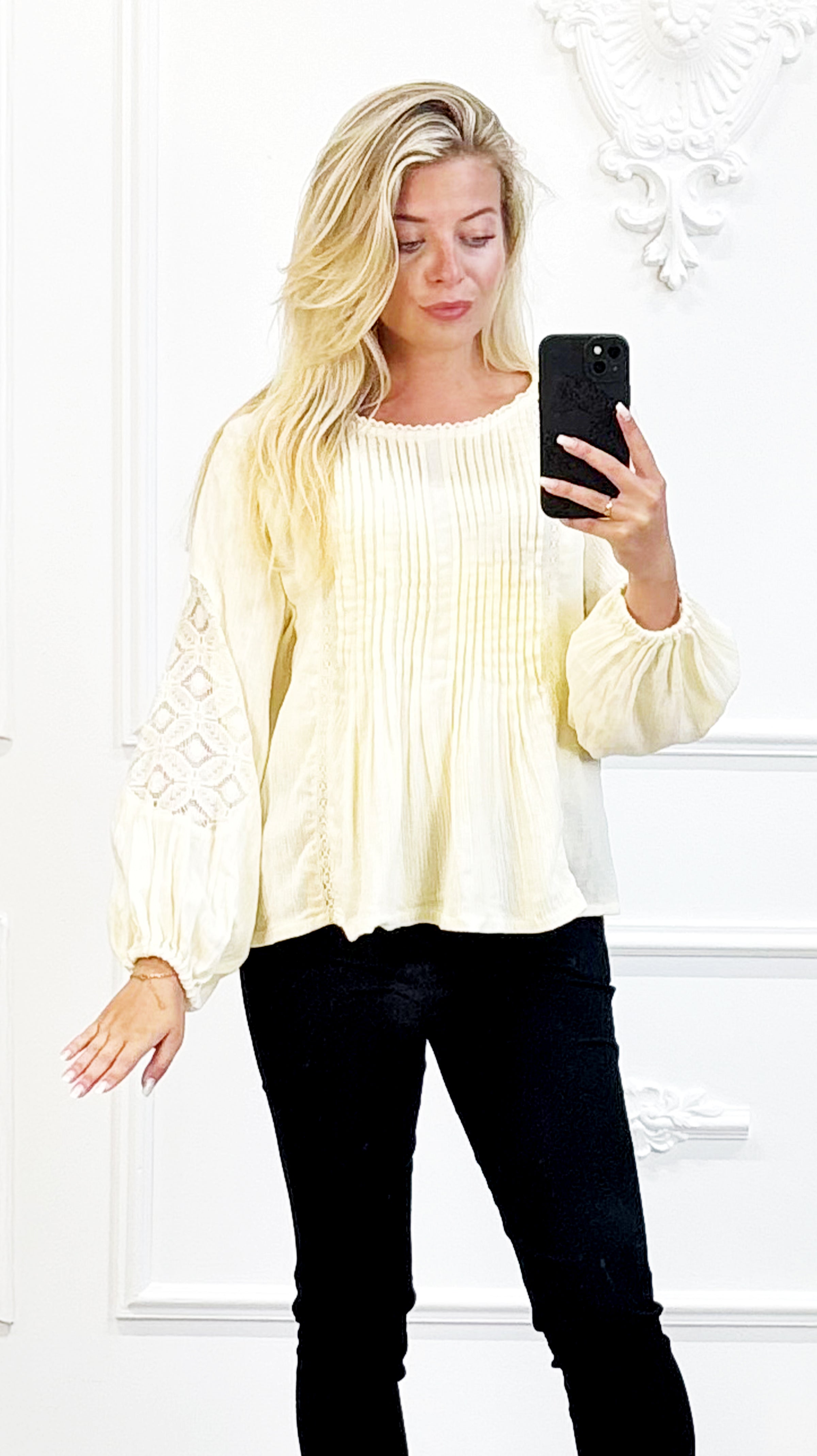 Crèmekleurige Boho Blouse met Plissé Voorpand en Kantdetails