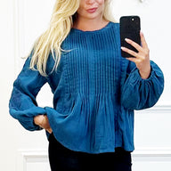 Donkerblauwe Boho Blouse met Plissé Details en Kantmouwen