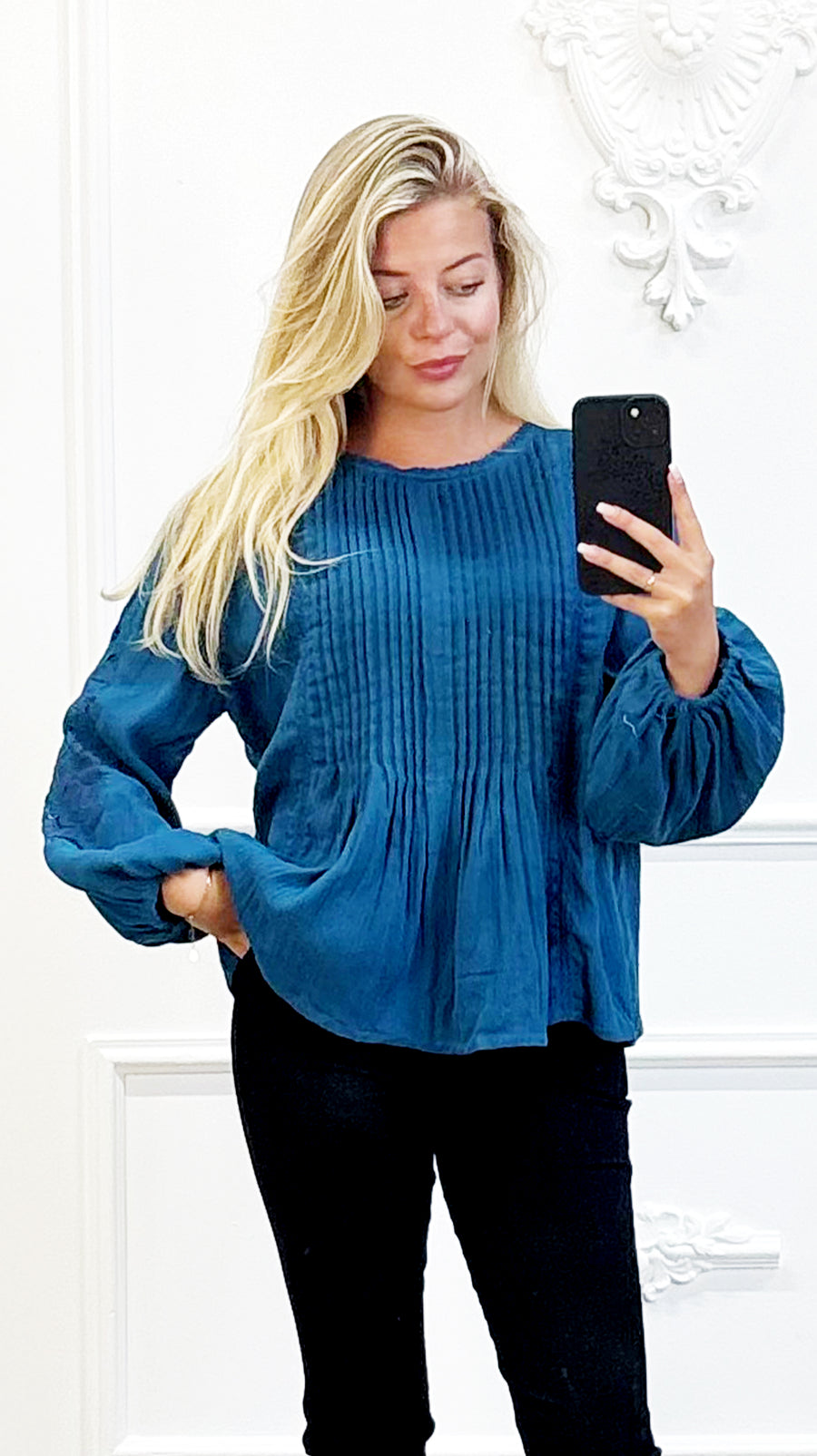 Donkerblauwe Boho Blouse met Plissé Details en Kantmouwen