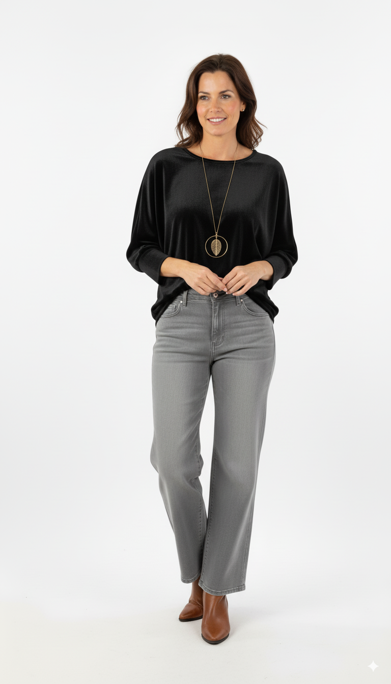 Zwarte damestrui met ronde hals en losse pasvorm

Losvallende zwarte trui dames – casual outfit met grijze broek

Stijlvolle zwarte trui dames – zachte stof en lange mouwen