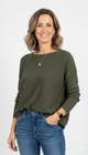 Vrouw met groene elegante trui met driekwartmouwen – stijlvolle basic knit met tijdloze uitstraling en comfortabele pasvorm.