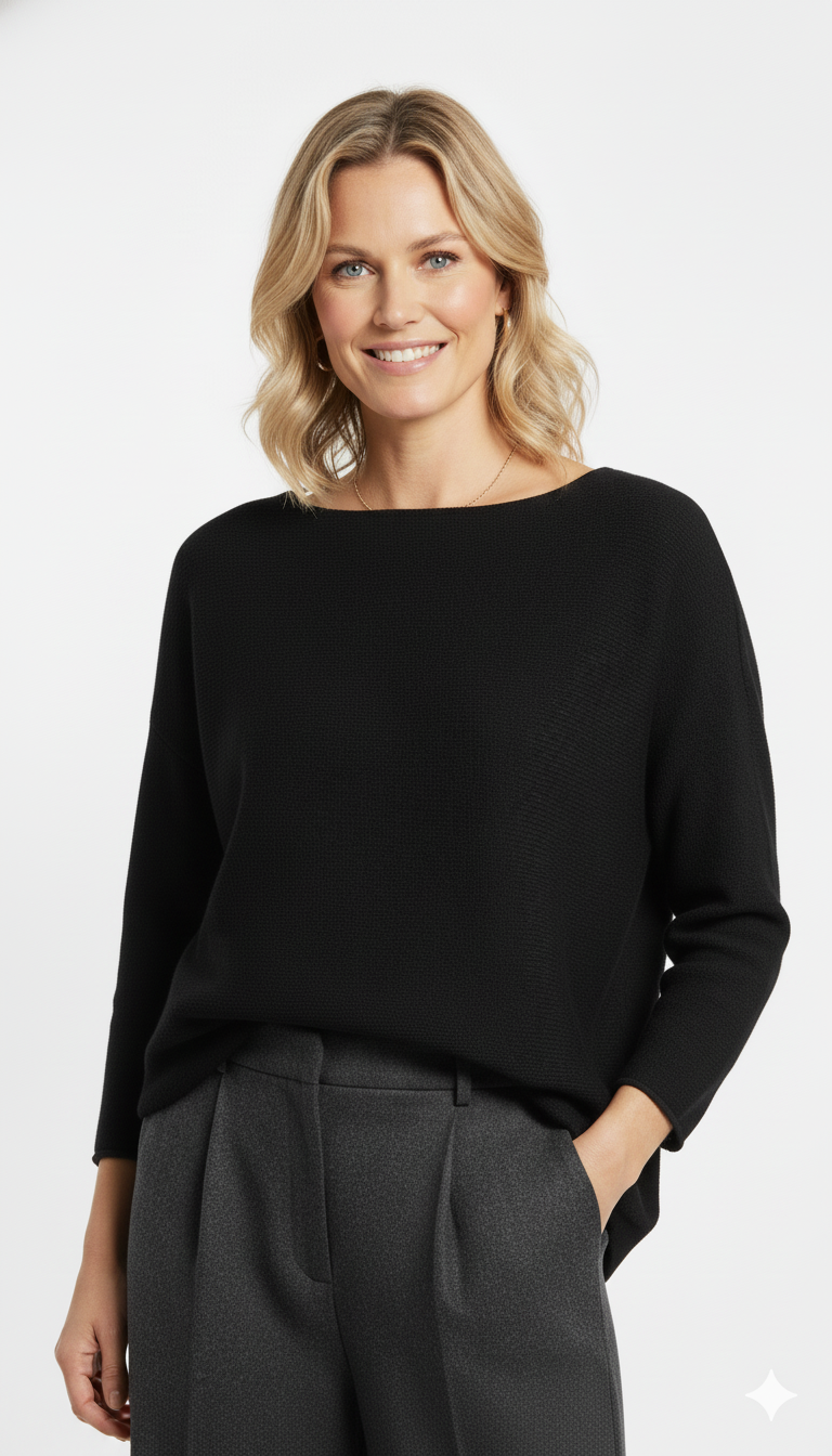 Vrouw met zwarte elegante trui met driekwartmouwen – stijlvolle basic dames knit met tijdloze uitstraling.