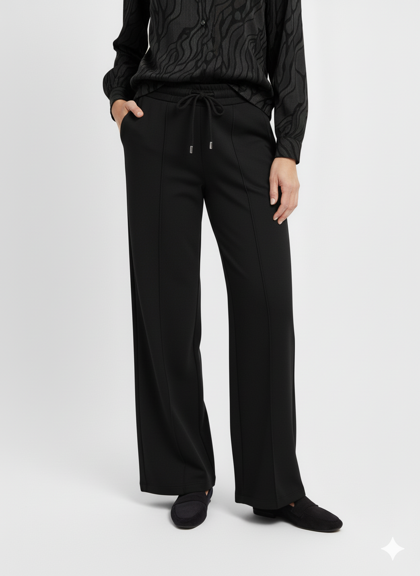 Model draagt een zwarte damesbroek met rechte pijpen en elastische tailleband.”

“Stijlvolle zwarte broek met strikkoord en rechte pijpen voor dames.”

“Zwarte damesbroek, elegant en comfortabel met elastische taille.”

“Tijdloze zwarte broek met rechte pasvorm, geschikt voor werk en casual.”

“Comfortabele en elegante zwarte damesbroek met strikdetail in de taille.”