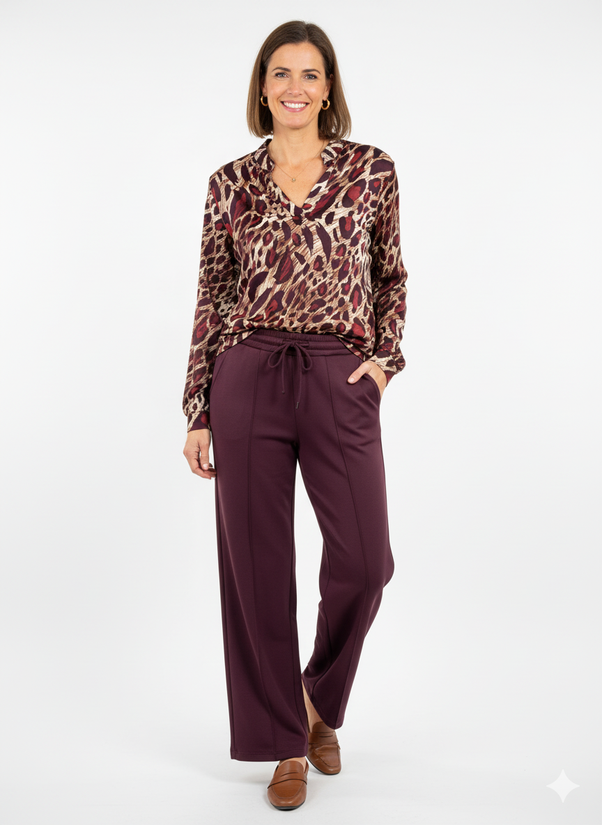 “Model draagt een bordeauxrode damesbroek met rechte pijpen en elastische taille.”

“Stijlvolle bordeaux damesbroek met strikkoord en comfortabele pasvorm.”

“Bordeauxrode broek voor dames, elegant en veelzijdig te combineren.”

“Damesbroek in warme bordeauxkleur met rechte pijpen en elastische tailleband.”

“Trendy bordeauxrode damesbroek met strikkoord, geschikt voor werk en casual.”