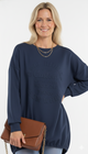 Donkerblauwe Oversized Sweaterdress met Reliëfprint Comfortabel & Trendy Damesmodel