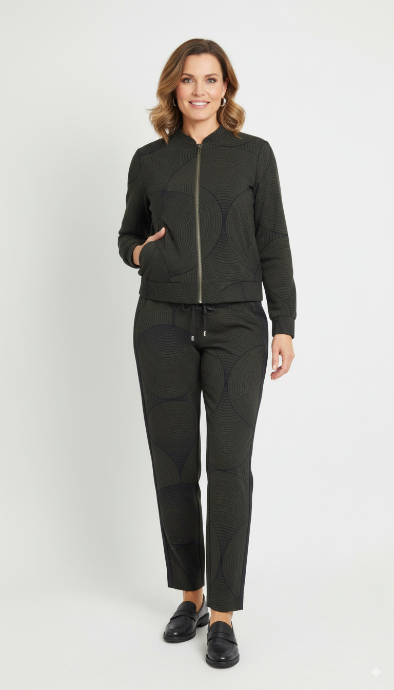 Model draagt een Mi Piace donkergroen bomberjack met geometrisch patroon en ritssluiting.”

“Stijlvol donkergroen Mi Piace damesjack met moderne print.”

“Casual en sportieve look: Mi Piace bomberjack met rits en elastische boorden.”

“Fashion item van Mi Piace: donkergroen vest met geometrisch design.”

“Trendy Mi Piace bomberjack – comfortabel en stijlvol.”