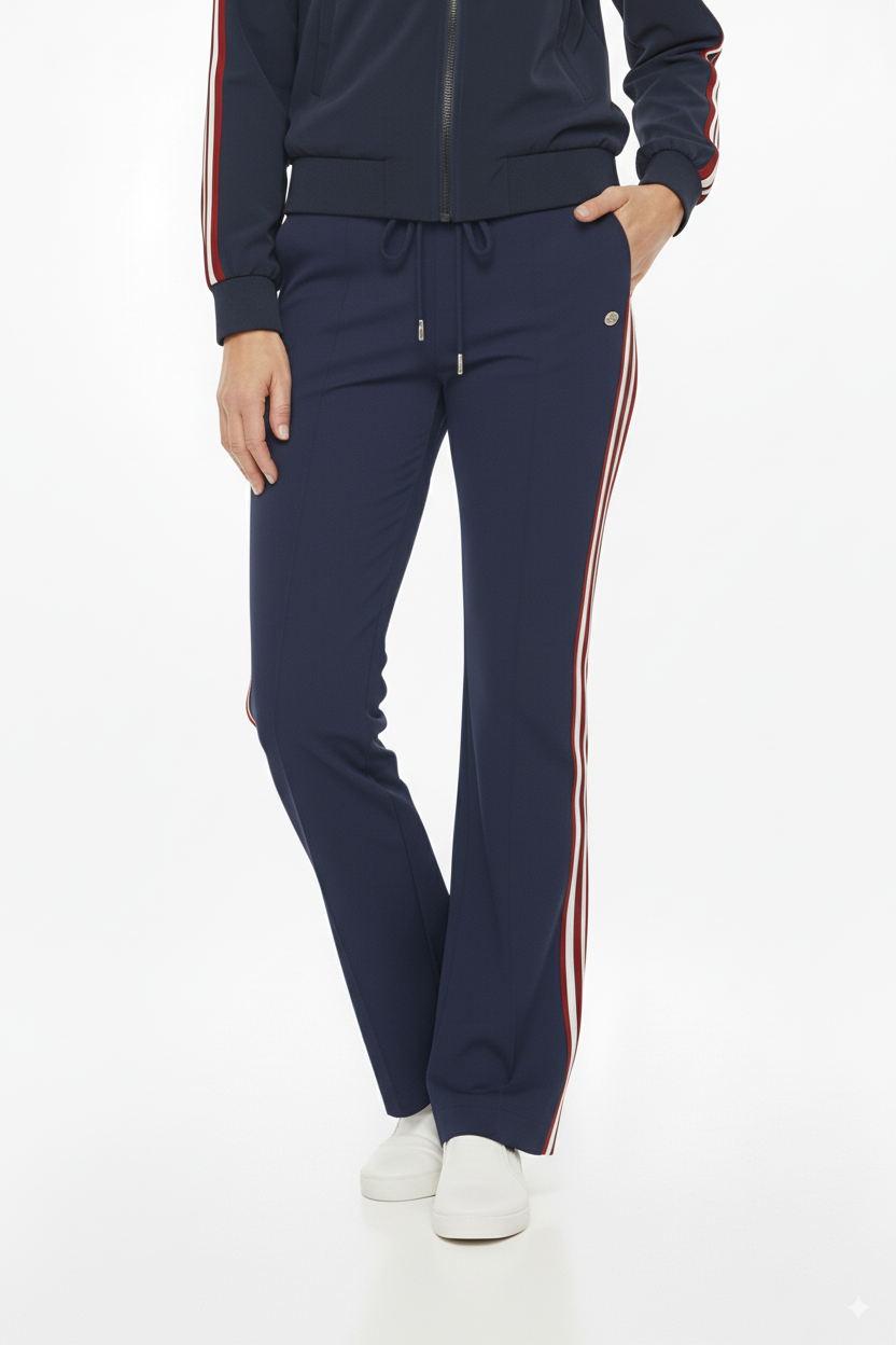 Mi Piace donkerblauwe dames trainingsbroek met rode strepen

Sportieve Mi Piace damesbroek donkerblauw – casual look

Mi Piace trainingspak broek donkerblauw met strepen