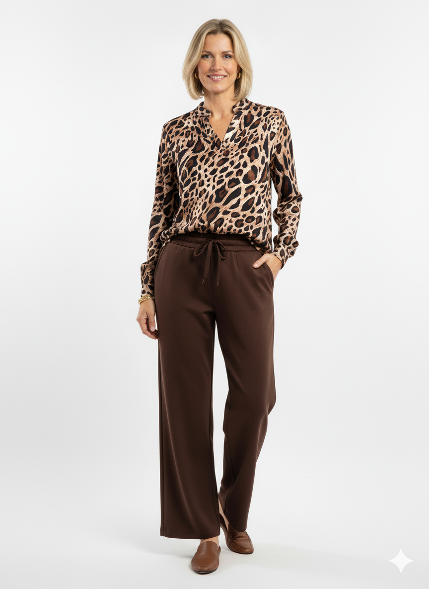 Model draagt een beige-bruine dierenprint blouse met lange mouwen.”

“Elegante dames blouse met V-hals en dierenprint in natuurlijke tinten.”

“Stijlvolle blouse met dierenprint in beige en bruin, ideaal voor werk of casual.”

“Dames blouse met klassieke dierenprint en comfortabele pasvorm.”

“Trendy dierenprint blouse met lange mouwen in neutrale kleuren.”