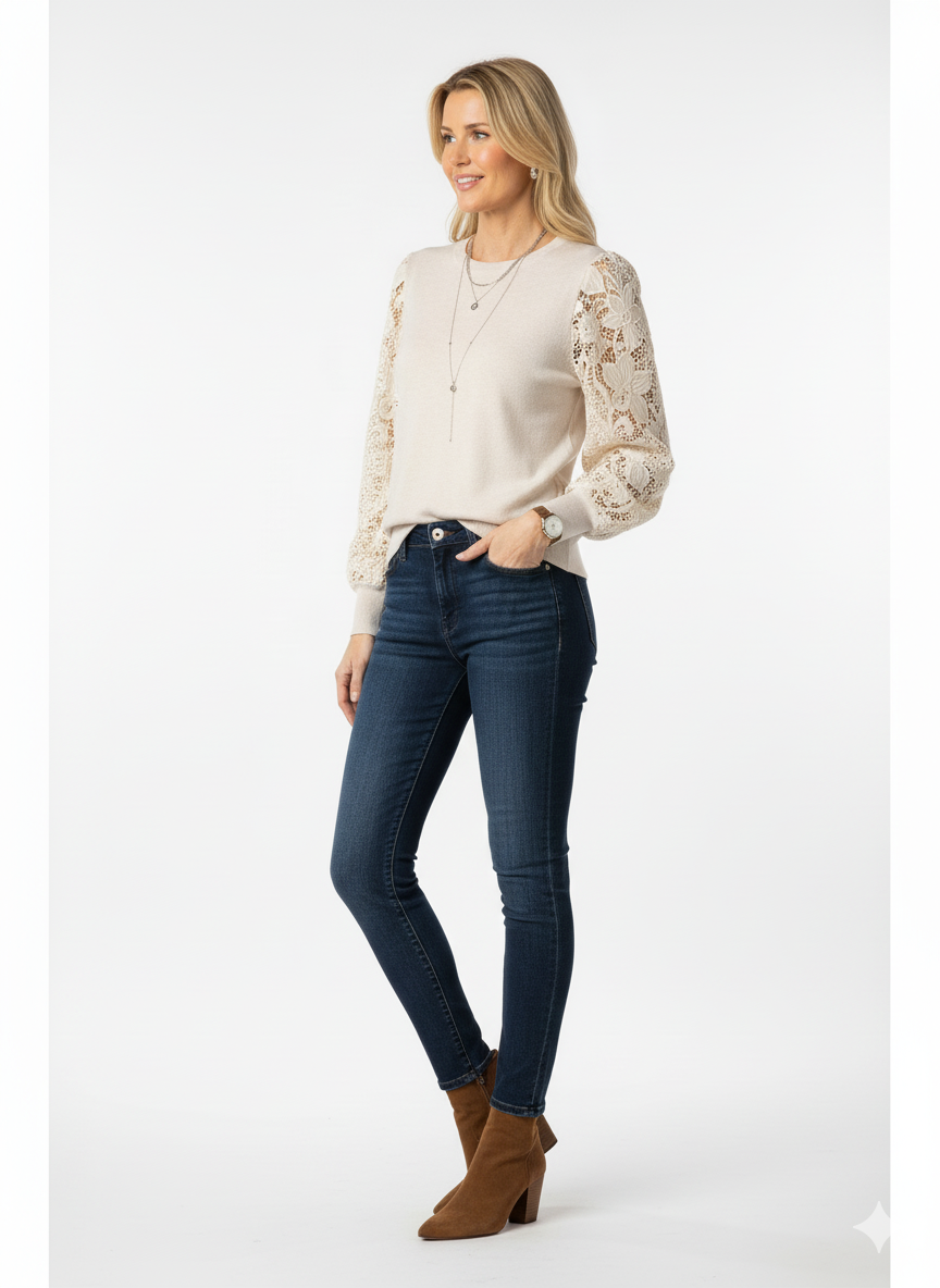 “Model draagt een beige dames trui met lange kanten mouwen en ronde hals.”

“Elegante beige trui met kanten details op de mouwen voor dames.”

“Beige dames trui met bloemmotief in de kanten mouwen, stijlvol en vrouwelijk.”

“Trendy beige trui met kant, ideaal voor casual of chique outfits.”

“Dames trui in beige met lange mouwen van kant en elegante pasvorm.”