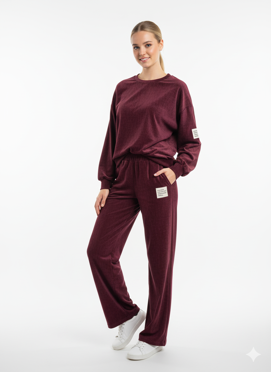 Model draagt een bordeauxrode loungewear set met trui en broek.”

“Comfortabele dames loungewear set in bordeaux met elastische broek.”

“Trendy bordeauxrode loungewear set – casual en stijlvol.”

“Dames set met trui en broek in bordeauxrood, ideaal voor thuis en casual dagen.”

“Bordeauxrode loungewear outfit – comfortabele en moderne stijl.”