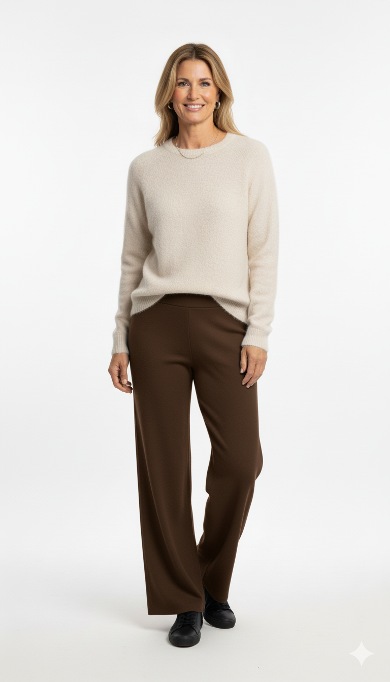 Crèmekleurige fijngebreide damestrui met ronde hals.