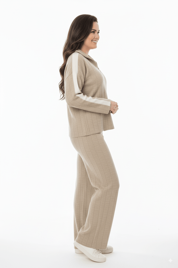 
                    
                      Beige Knit Co - ord Set met Witte Strepen & Half - Zip - BlushFashionstore
                    
                  